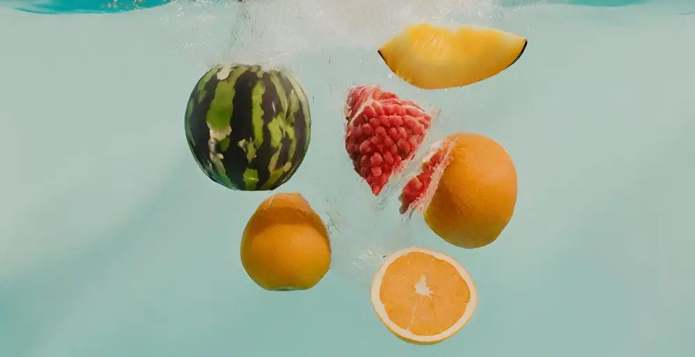 Fruits splashed under water